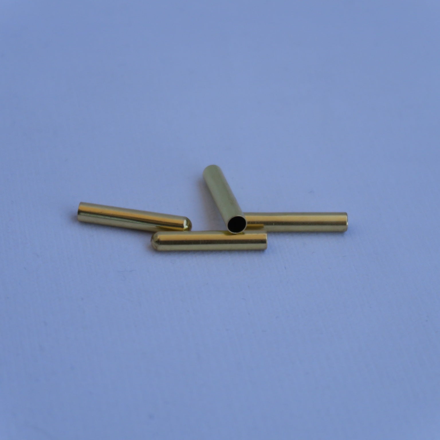 Set de Aglets o agujetas para la punta de los cordones de zapatillas. Negros, Dorados y grises reflectantes